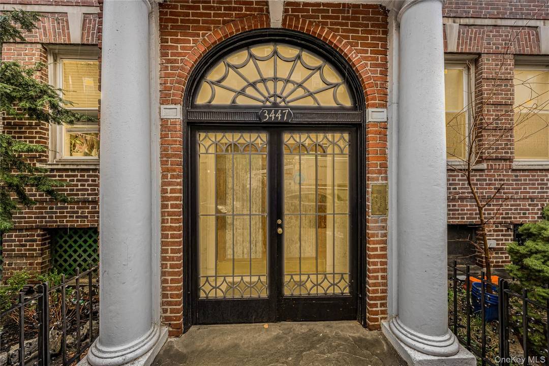 Welcome to this well maintained 2 bedroom, 1 bathroom apartment in the heart of Jackson Heights !