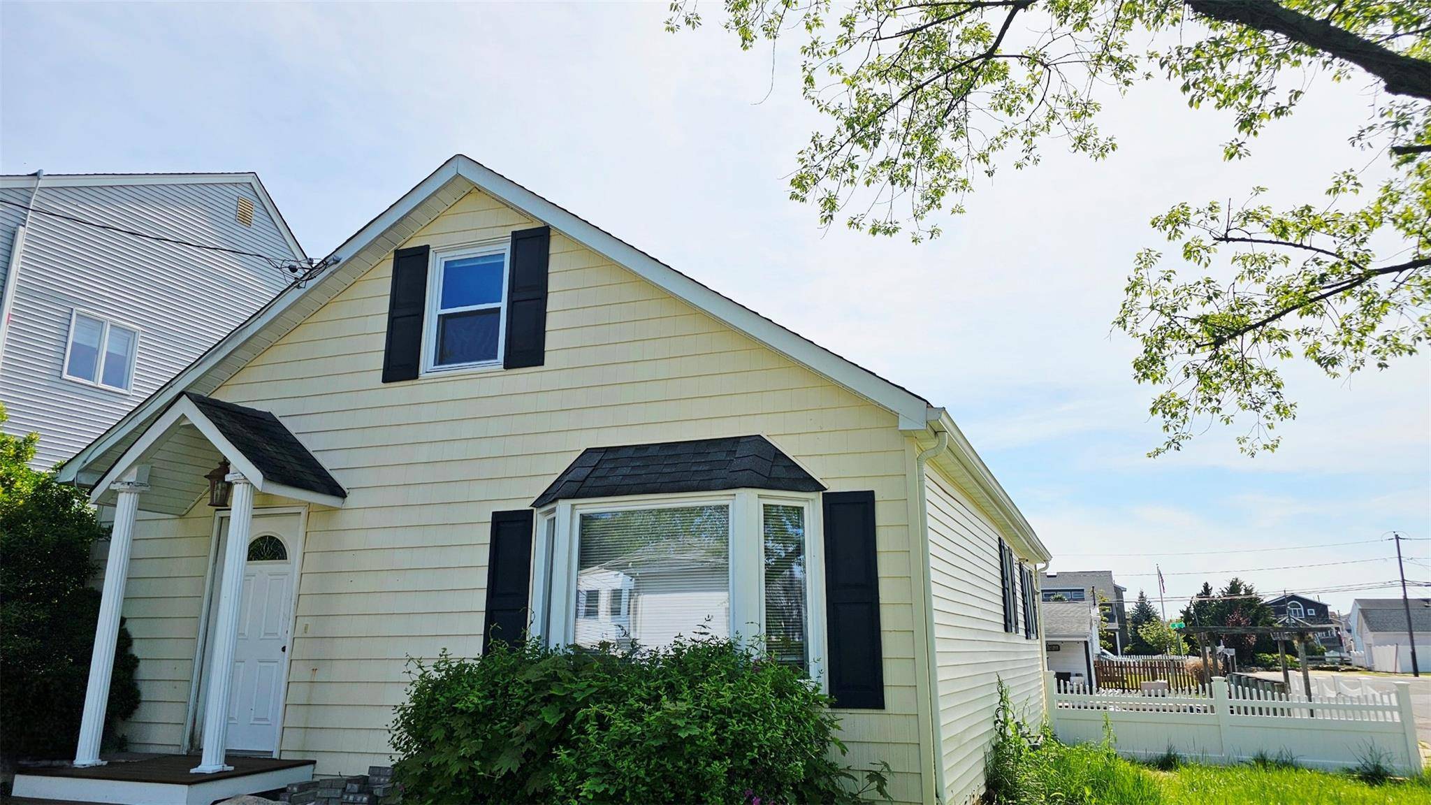 Welcome to your dream waterfront retreat !