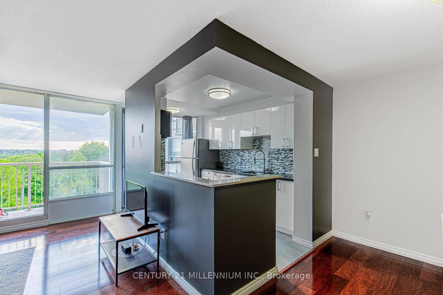 Breathtaking sunsets overlooking the Humber River await !
