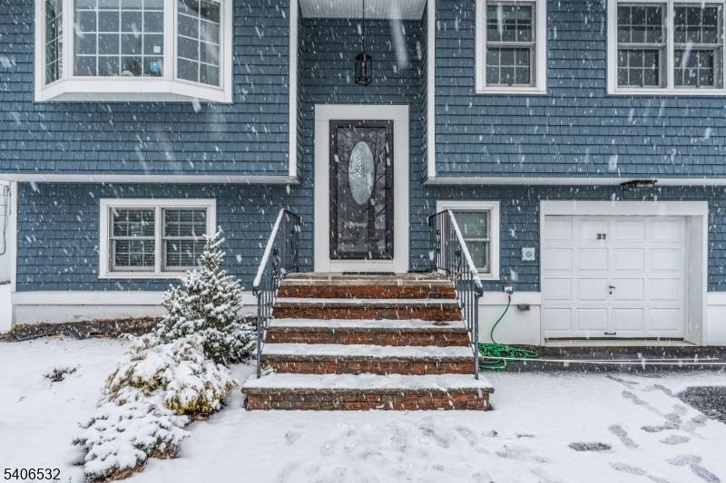 An exceptional residence in one of Colonia's most sought after neighborhoods.