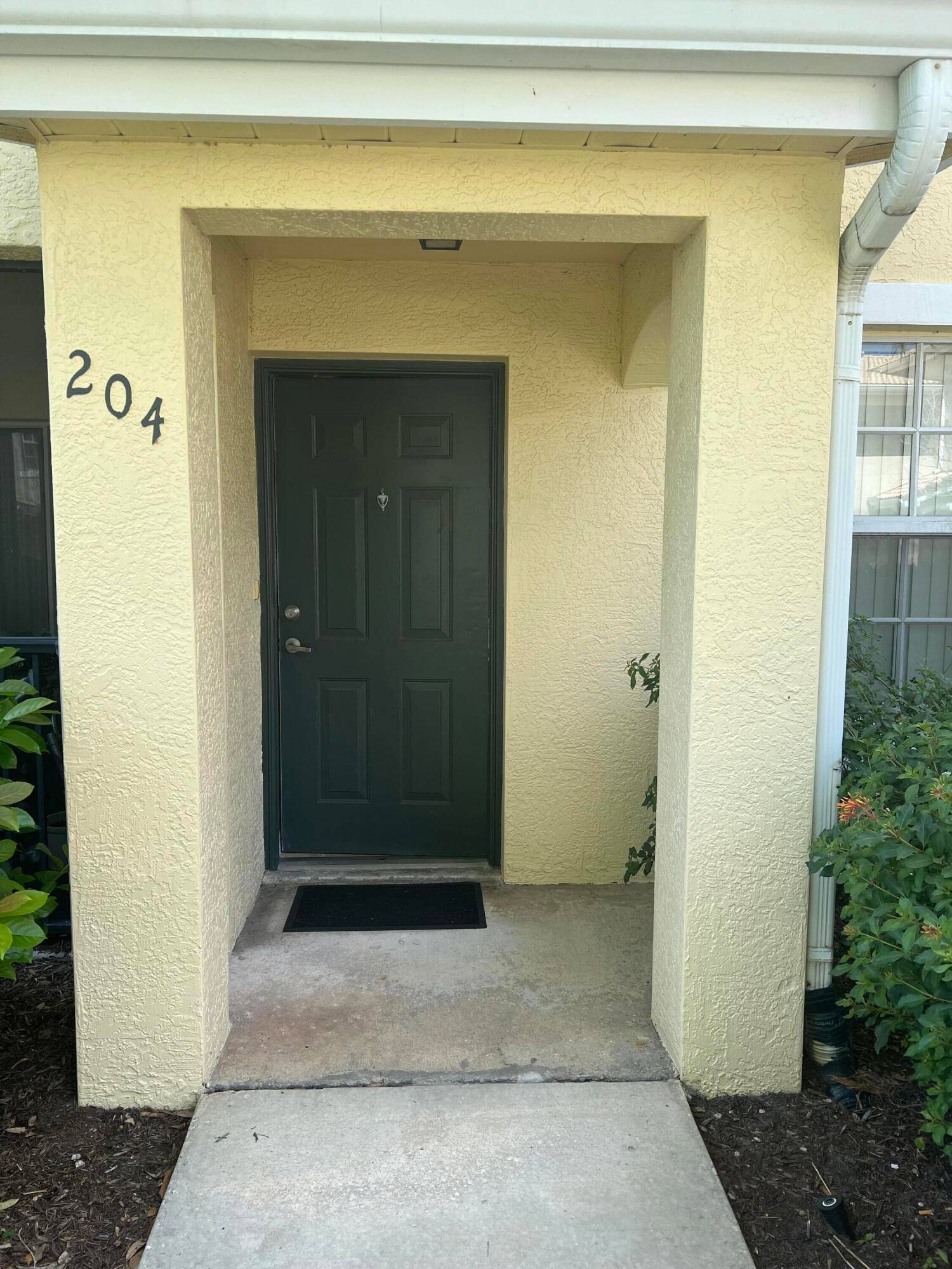 Large size 1 1 light and bright condo.