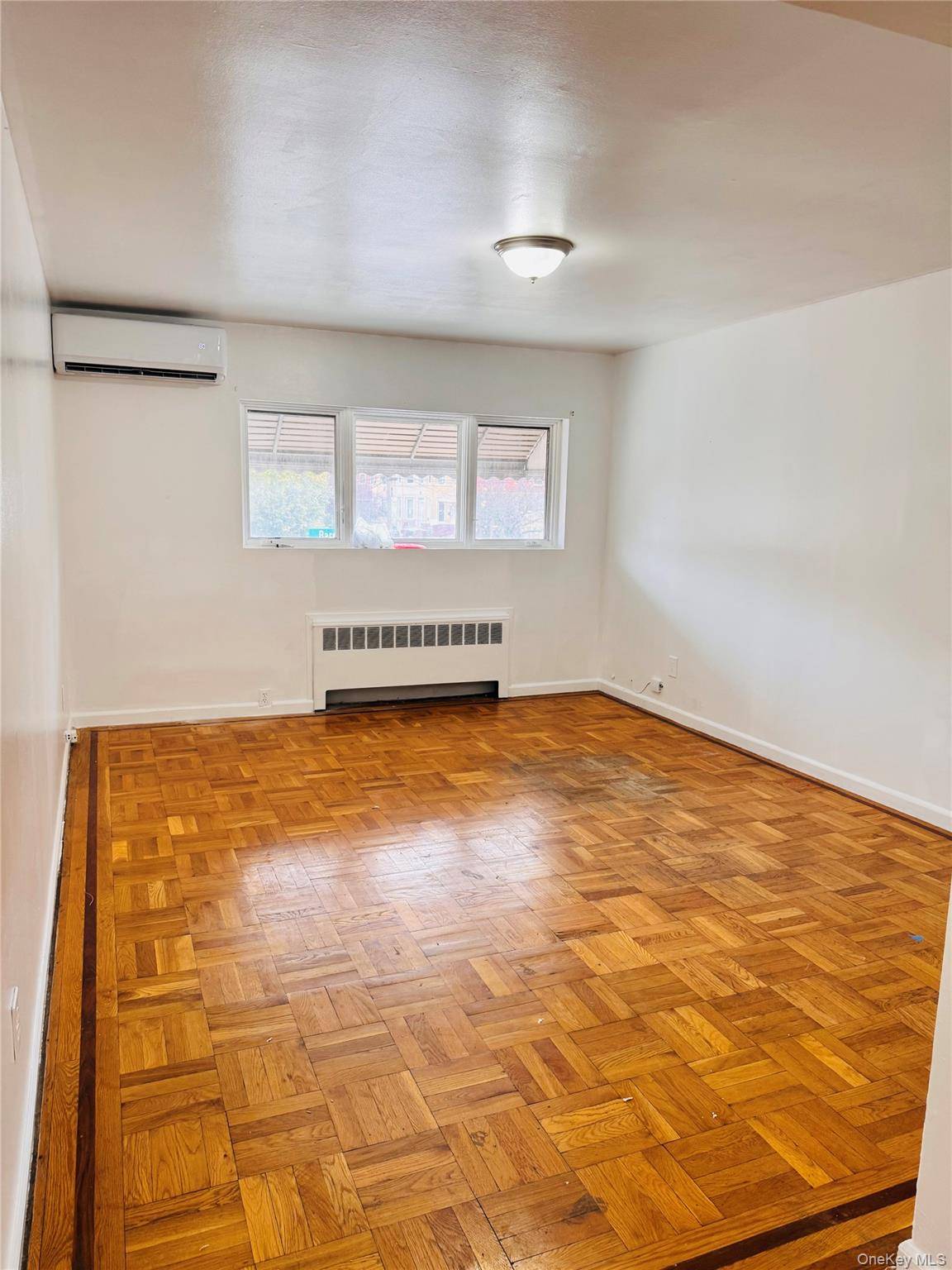 3 bedrooms with spacious living room is getting ready for their new tenant.