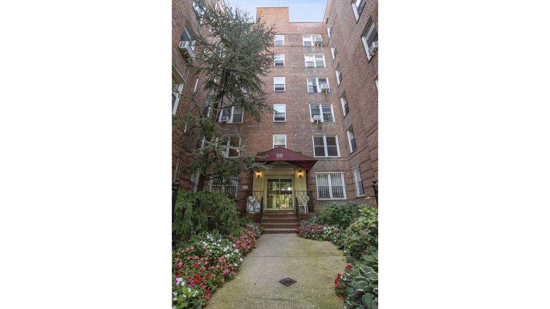 SHOWN BY OPEN HOUSE AND BY APPOINTMENT, Email or call the seller's agents to set up a visit Bring your vision to life in picturesque Windsor Terrace.