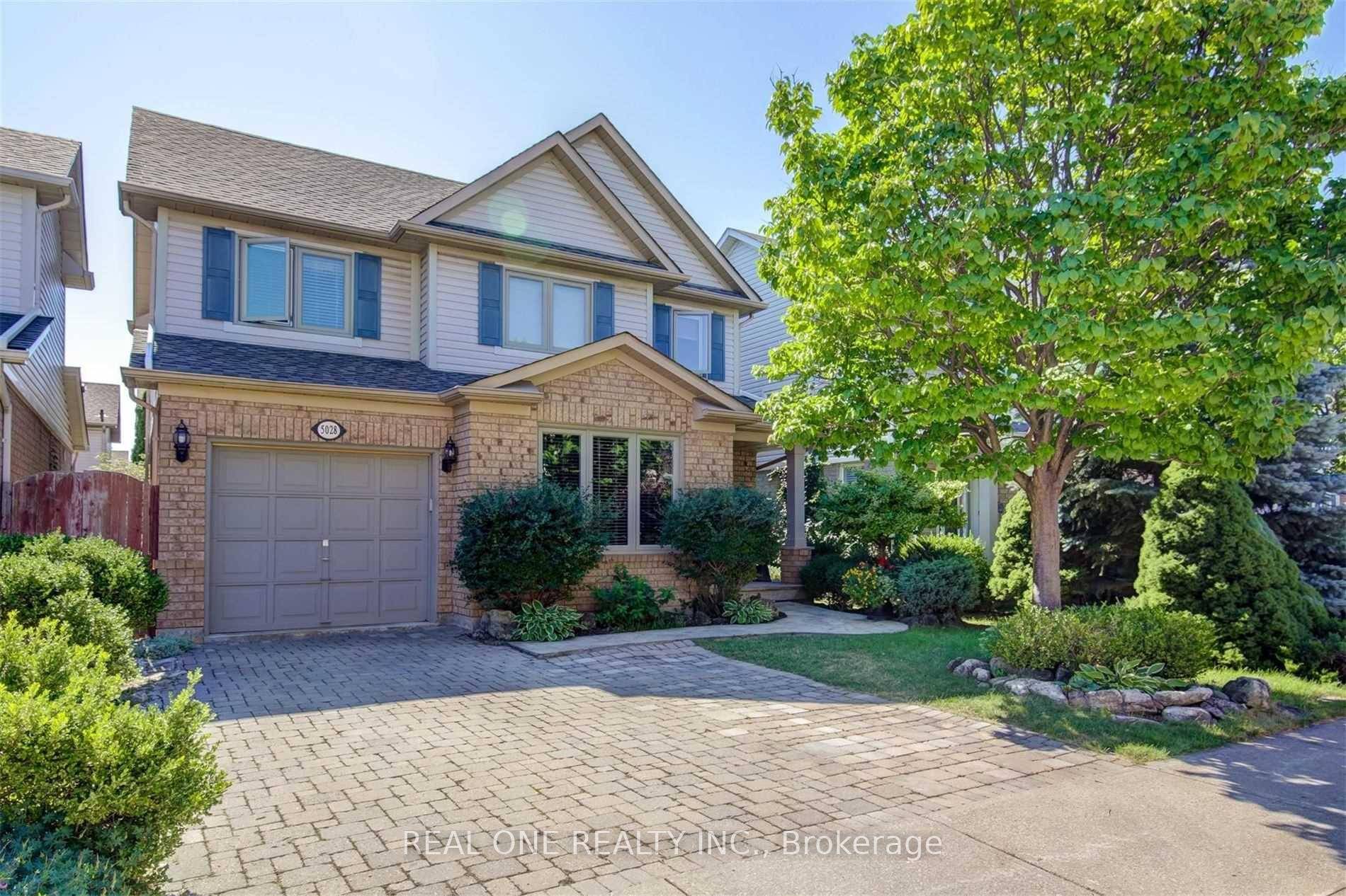 No Carpets ! Beautifully Renovated And Modern 3 1 Bedroom 2.