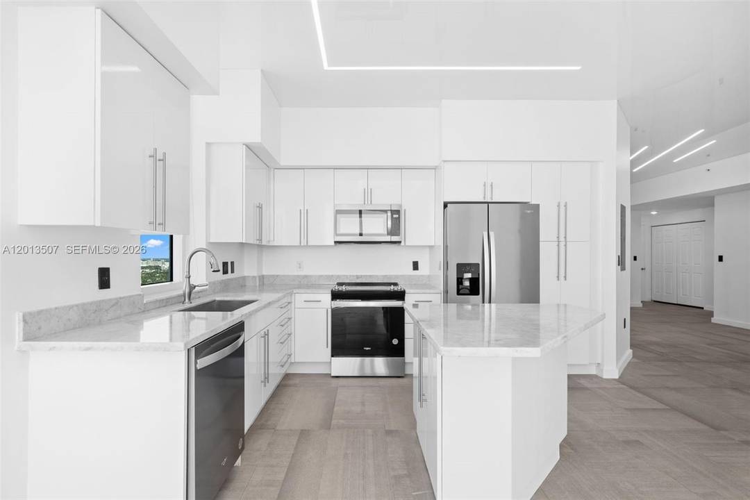 This Penthouse corner apartment is a luxurious and perfect space !