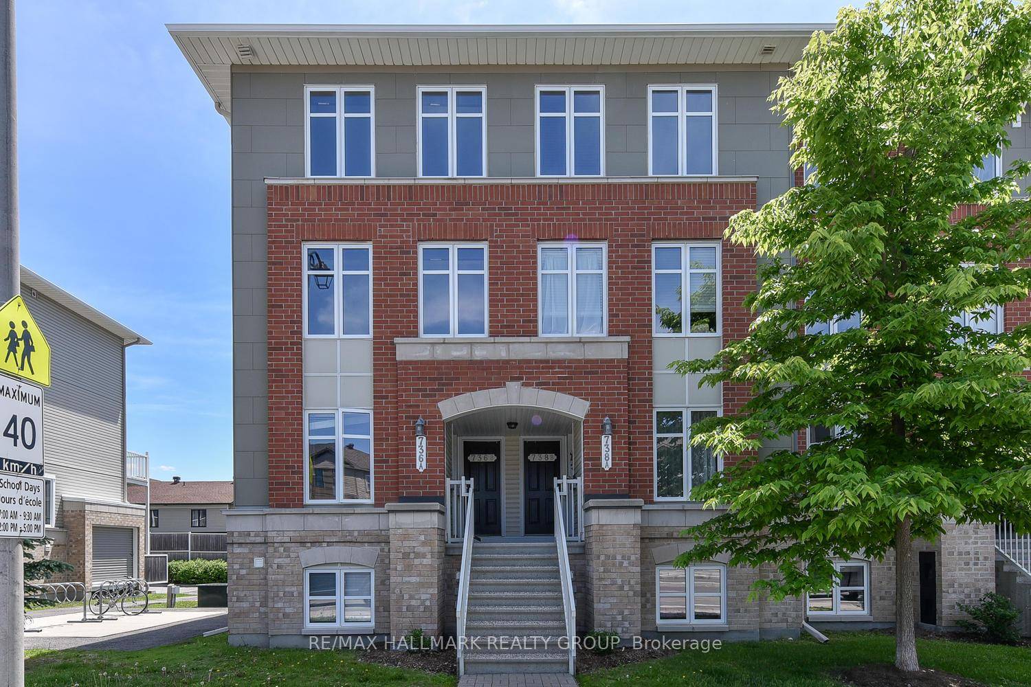 Welcome home ! This bright and inviting UPPER END unit condo is a true gem in the heart of Barrhaven !