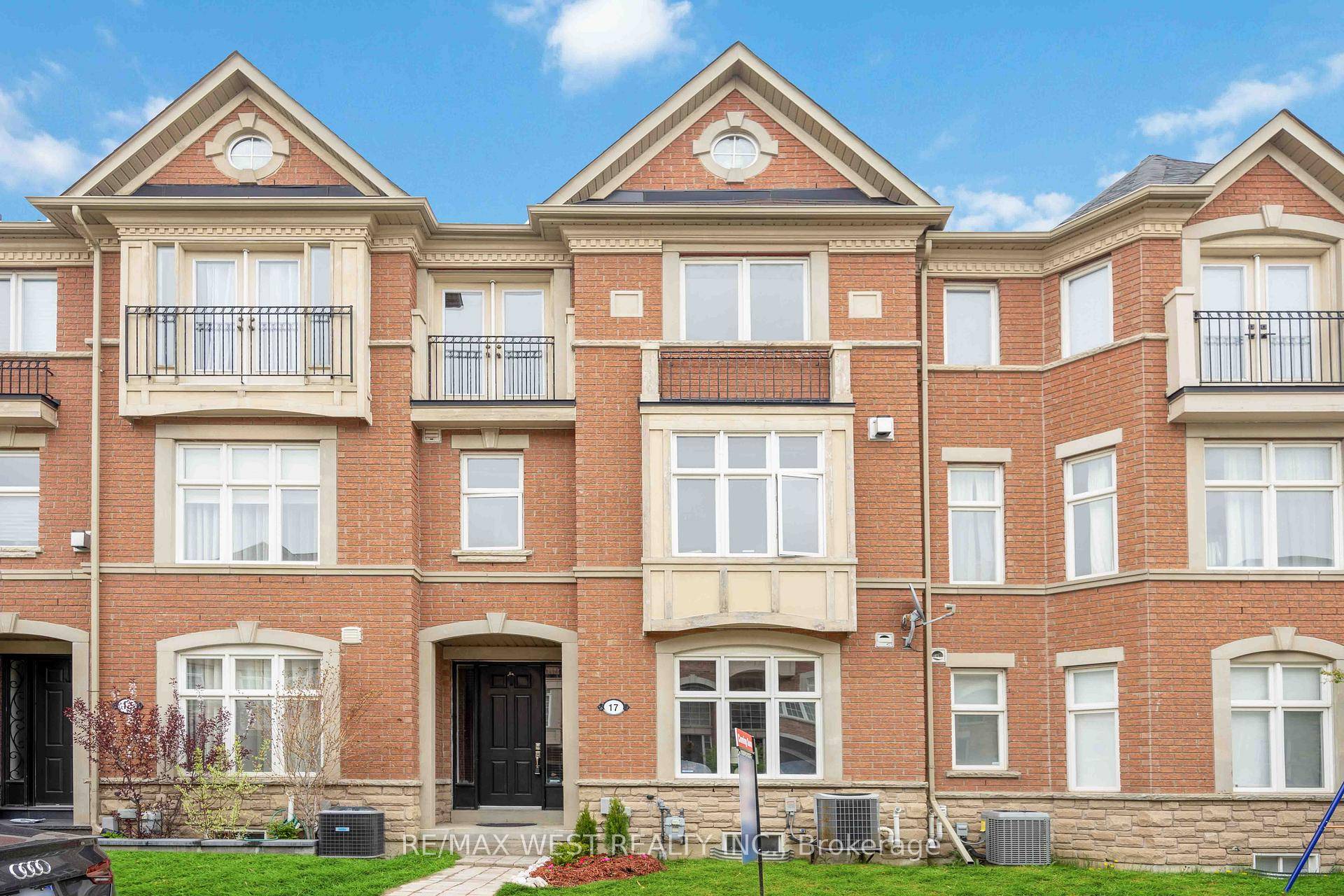 Gorgeous Executive Victorian 3 Story Freehold Townhouse in Woodbridge Primest Location.