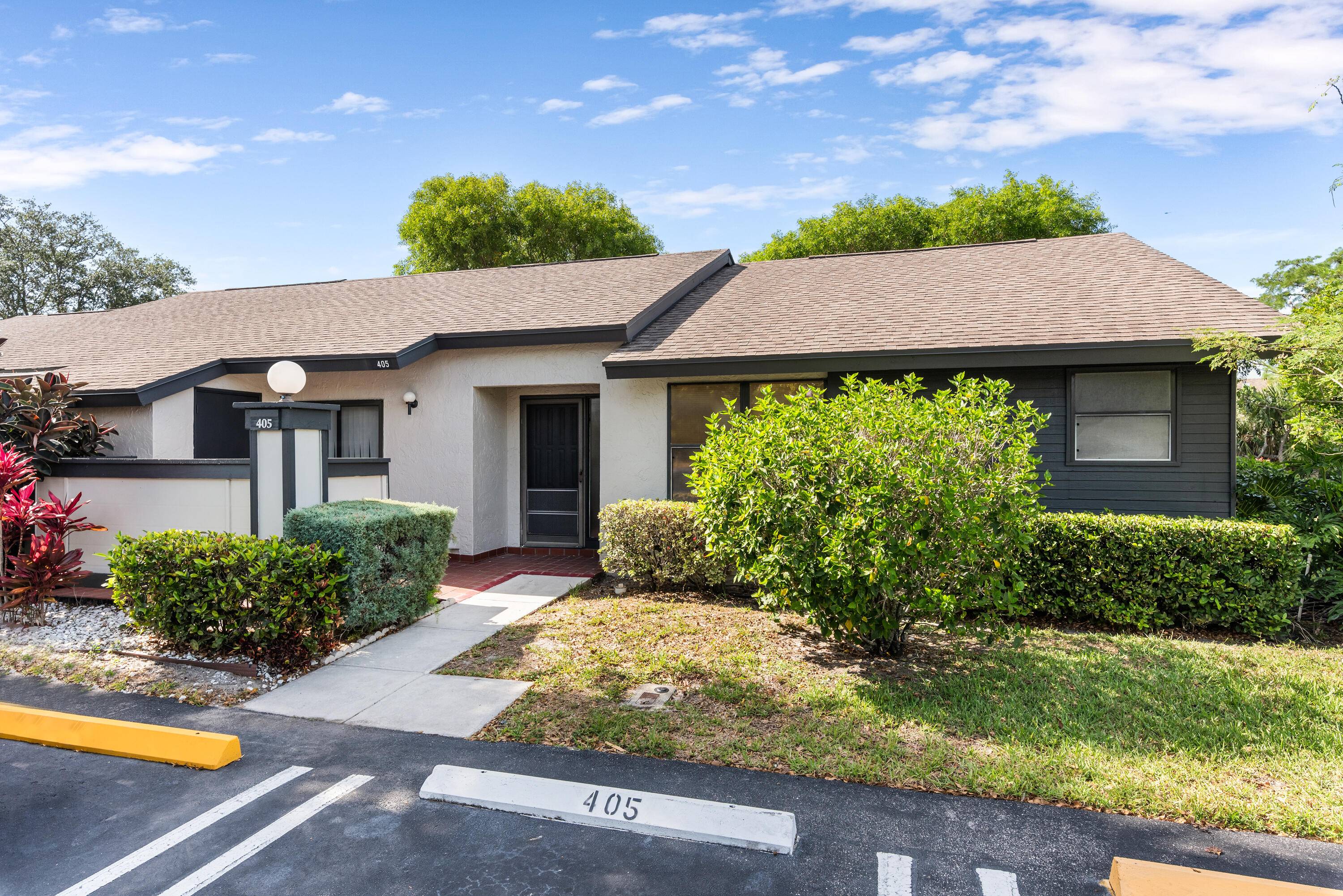 Beautiful 3 bed, 2 bath villa in the 55 community of Strathmore Gate, Royal Palm Beach.