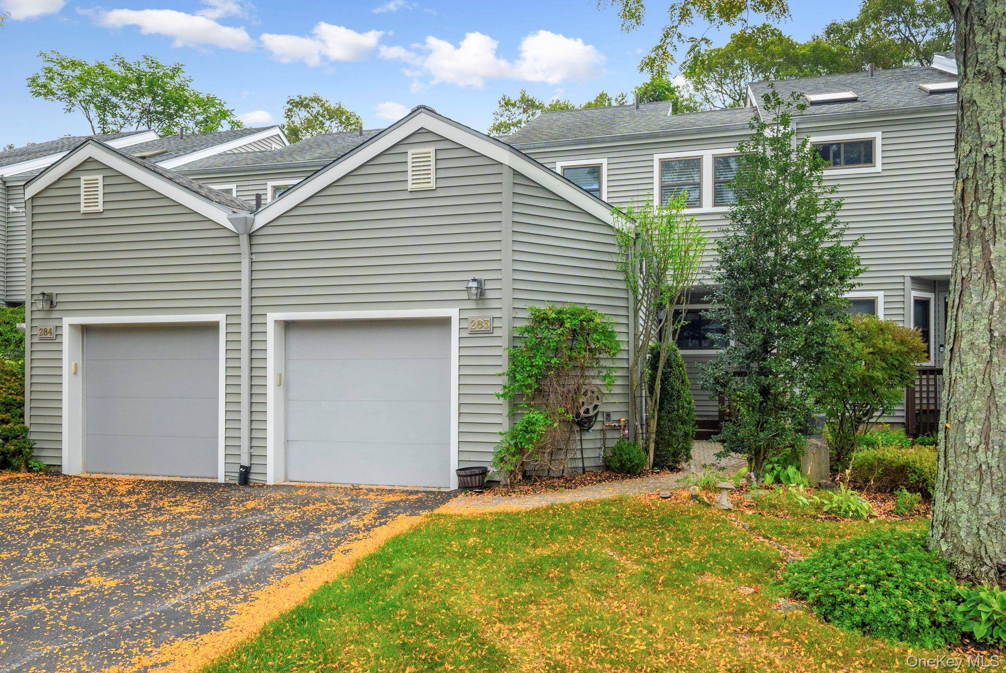 Welcome to this charming townhome In Fox Hill with one bedroom plus a den.