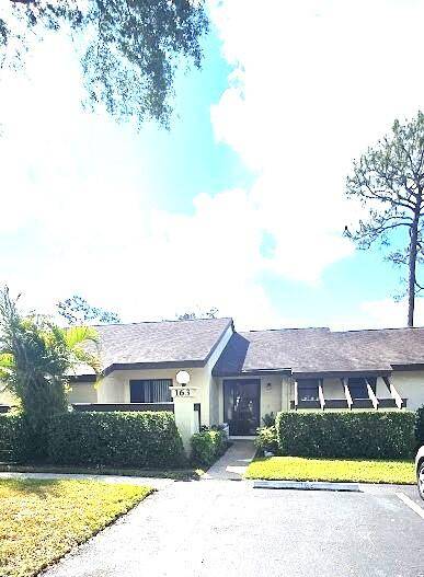 Well maintained cozy 2 2 corner villa, 55 community.
