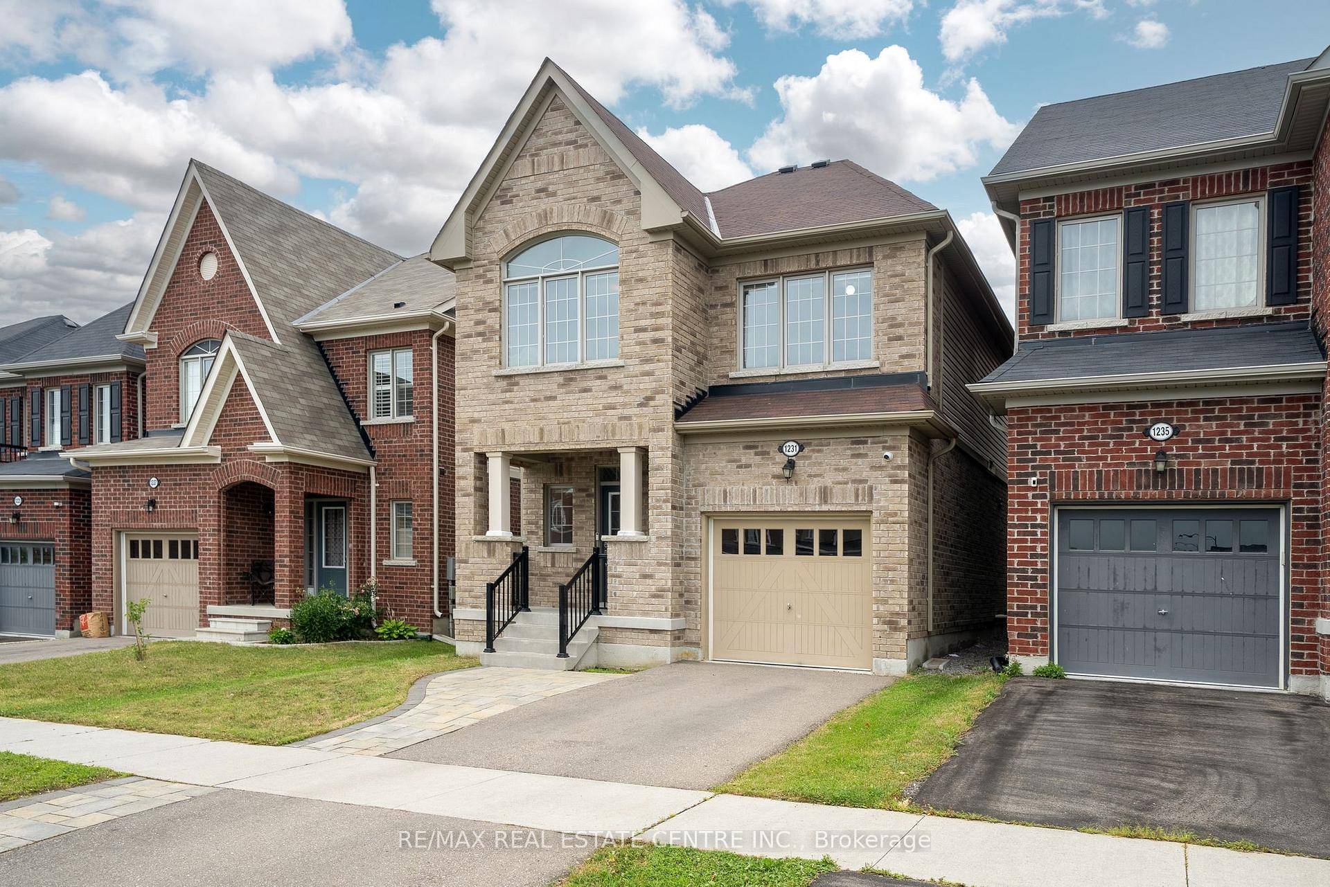 A stunning 4 bedroom, 3 bathroom home in Desirable Taunton Neighbourhood !