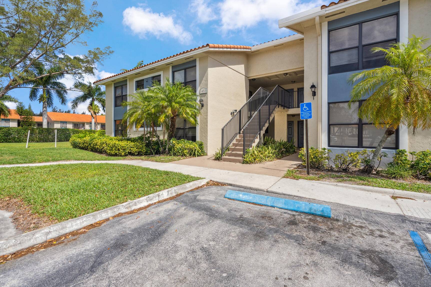 This spacious and bright 2 bedroom, 2 bathroom first floor condo is located in a family friendly community and features a private balcony with lakeview.