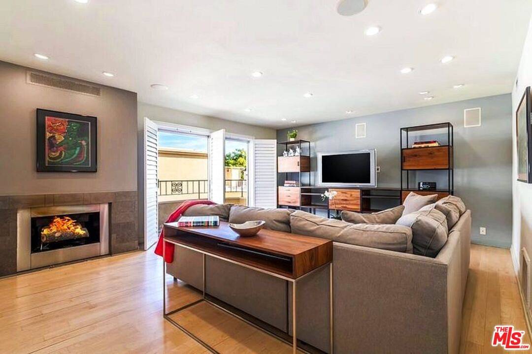 1221  N Kings Rd 1BR Sunset Strip La