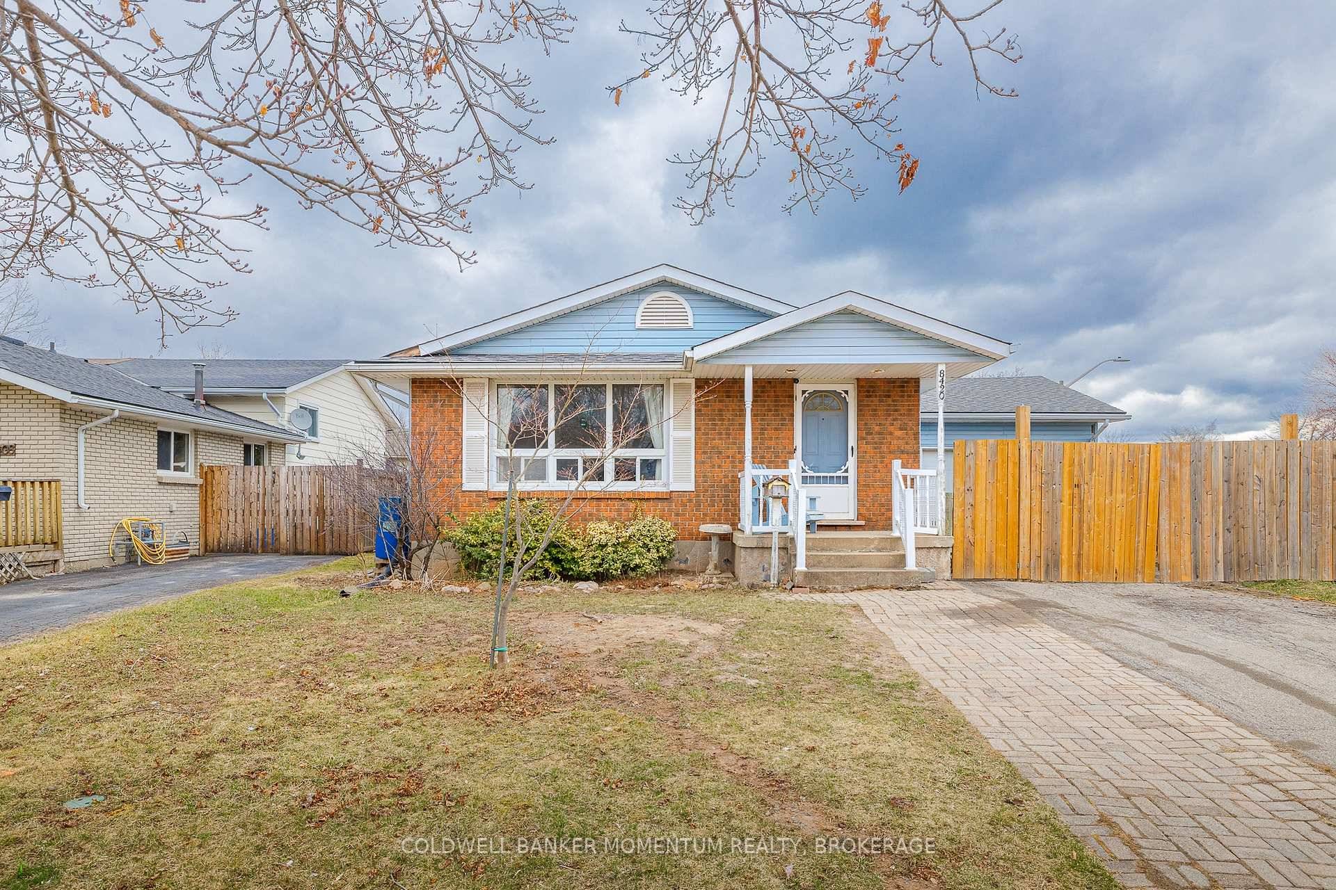 Charming bungalow in the sought after Chippawa neighbourhood.