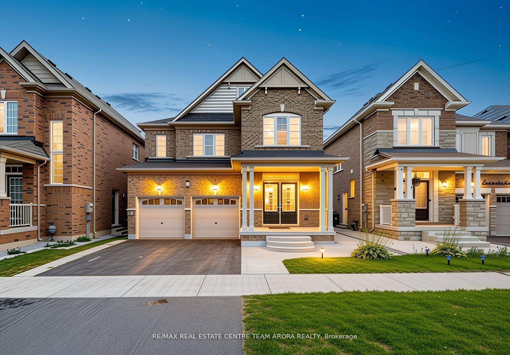 This gorgeous 4 2 bedroom, 4 bathroom detached home is in the sought after Northwest Brampton community !