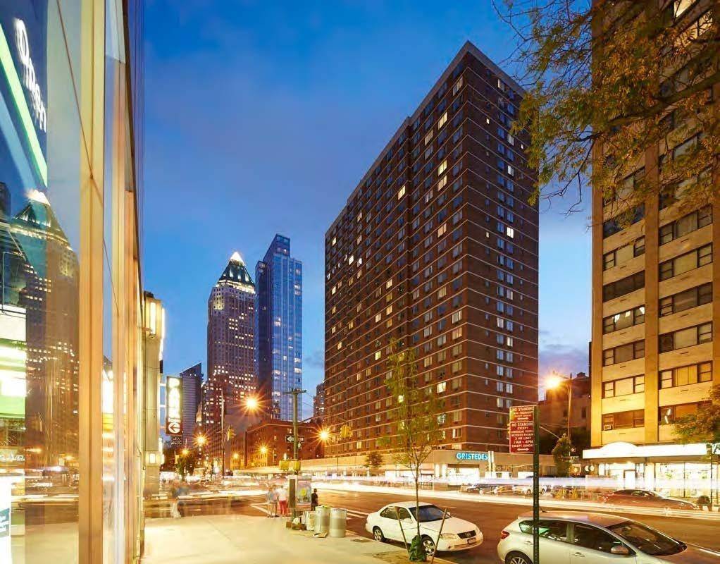 Luxury 3BR 2BA Corner Apartment in Prime Midtown West Stunning Views, High End Finishes, Full Service BuildingWelcome to this sun drenched 3 bedroom, 2 bathroom corner residence located at the ...