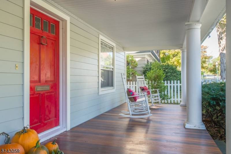 RARE RENTAL OPPORTUNITY !