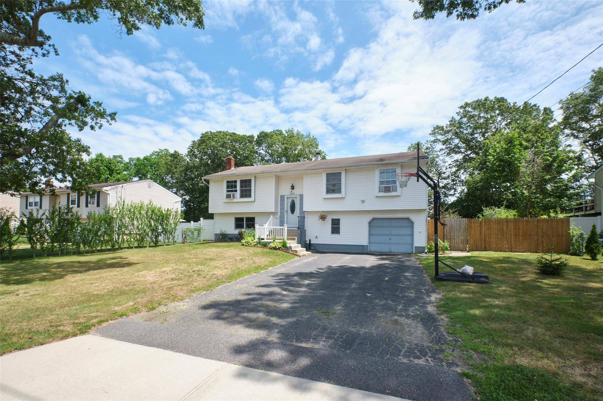 Beautiful HiRanch in excellent condition on a park like property !