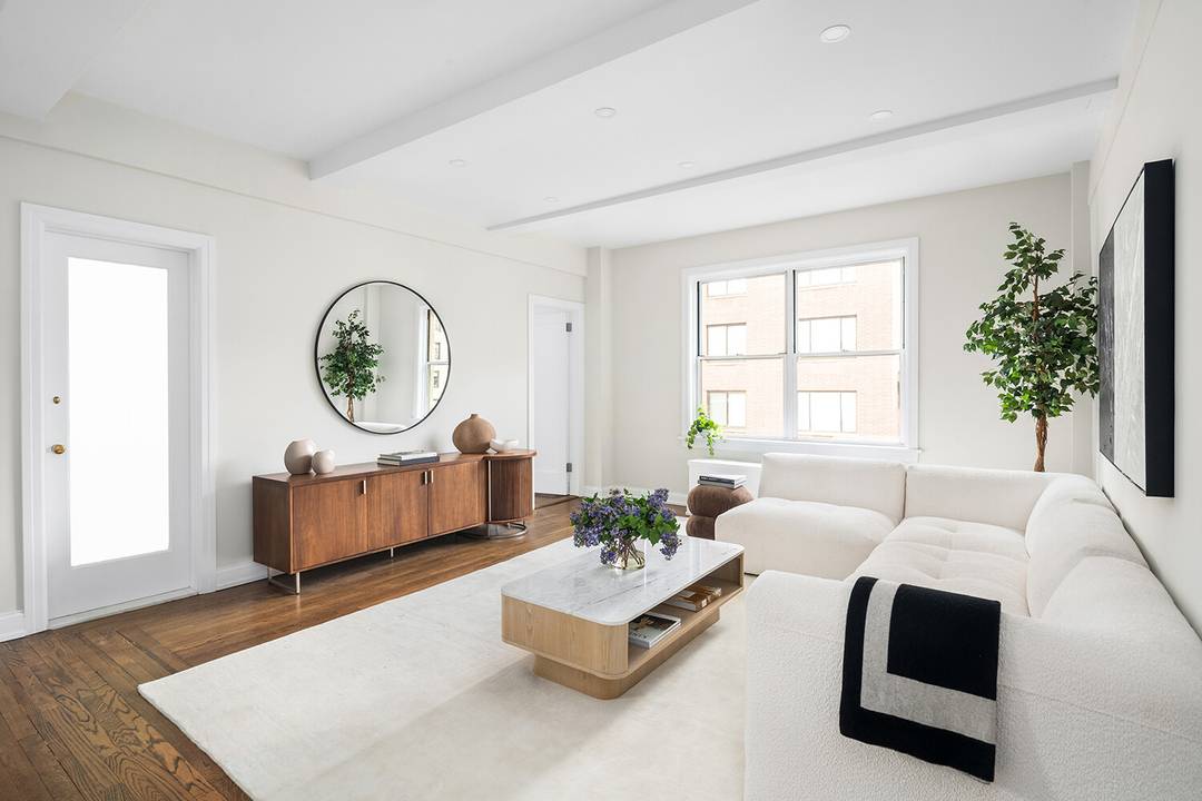 Light filled Prewar Junior 4 Apartment in Charming Carnegie Hill This elegant one bedroom apartment with dining area has expansive living and dining areas.