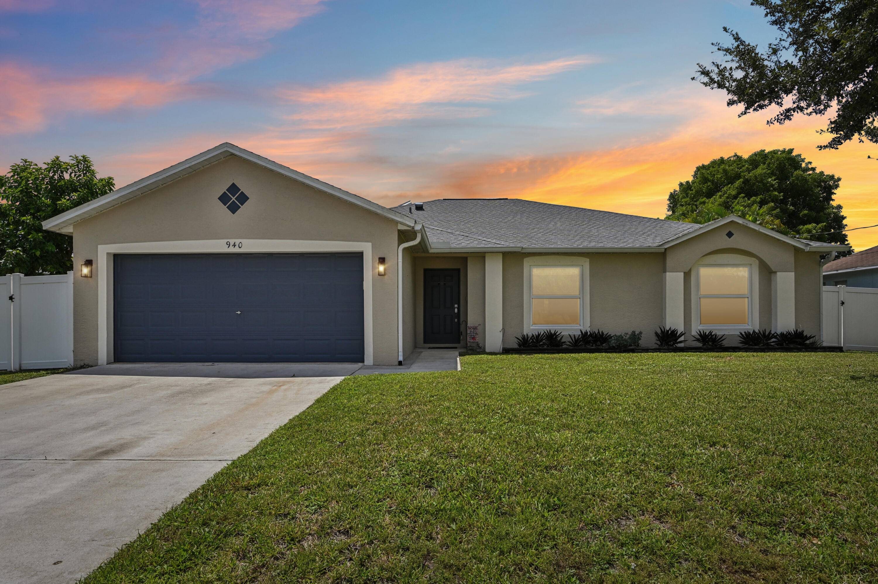 Port St. Lucie Saltwater Pool Home in No HOA Neighborhood Easy Access to I 95 Turnpike.