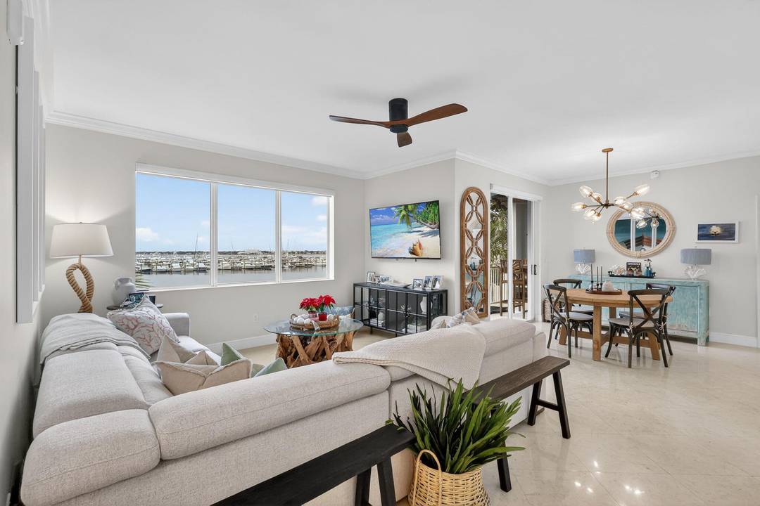 Live the ultimate boater's lifestyle at Harborage Yacht Club !