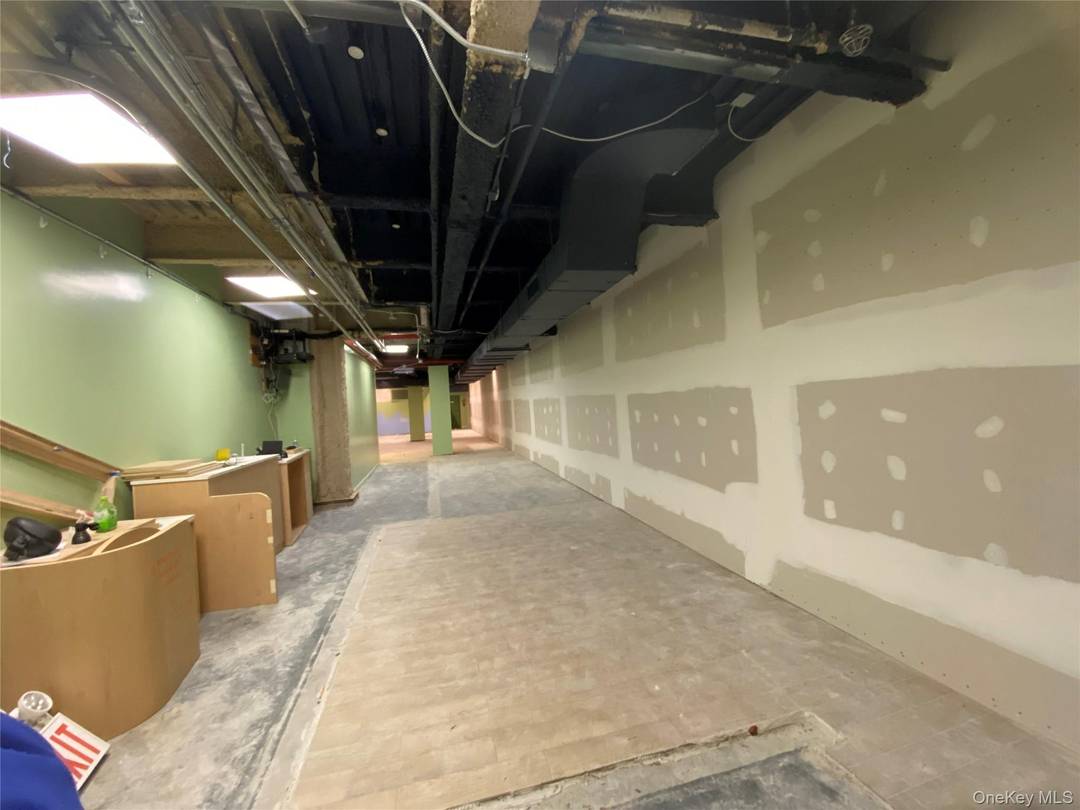 Flushing Rare Direct Lease Opportunity Prime Location Main St amp ; Northern Blvd Size Approx.