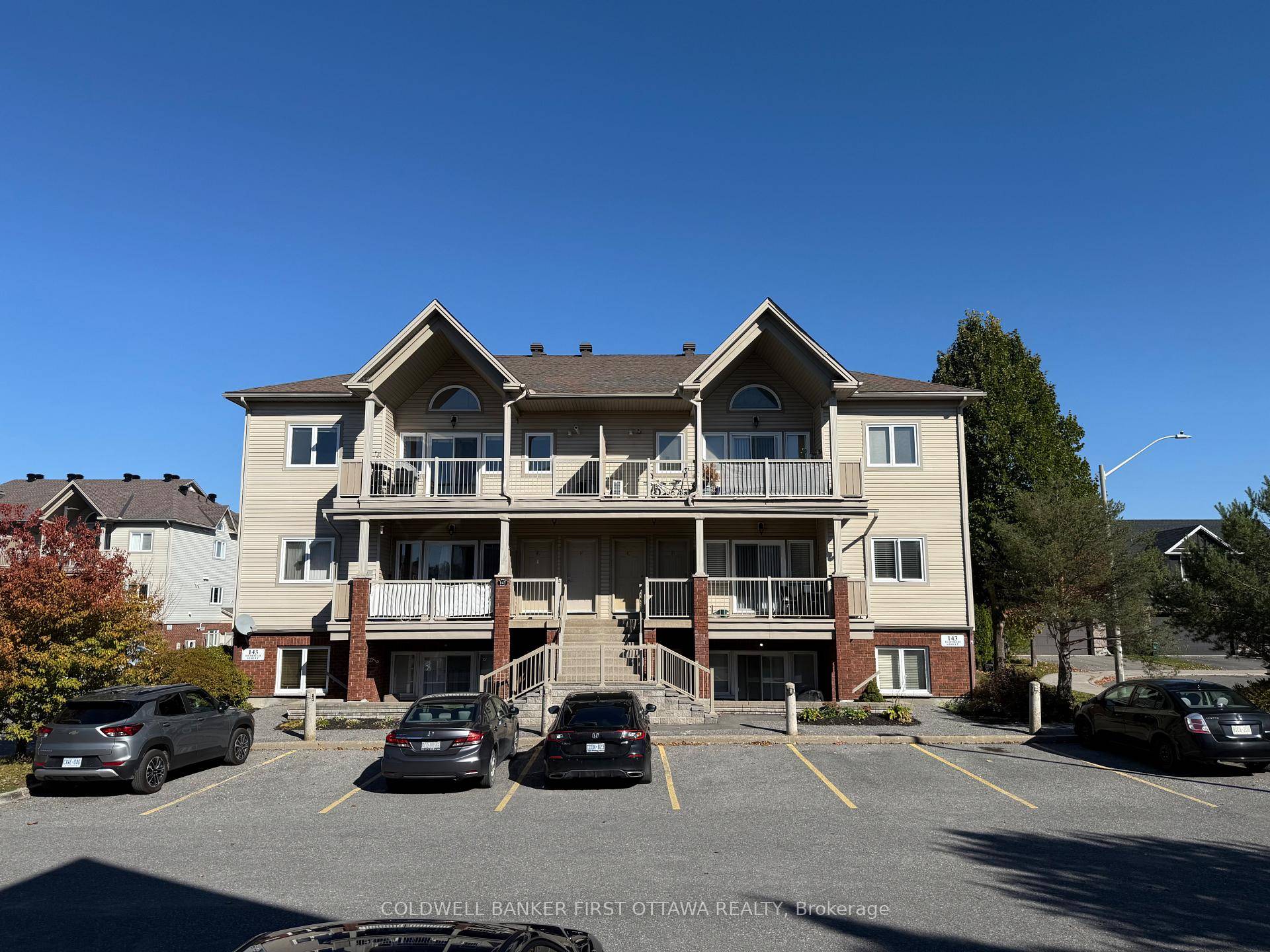 This bright and inviting top floor condo offers a fantastic layout with stylish neutral finishes throughout.