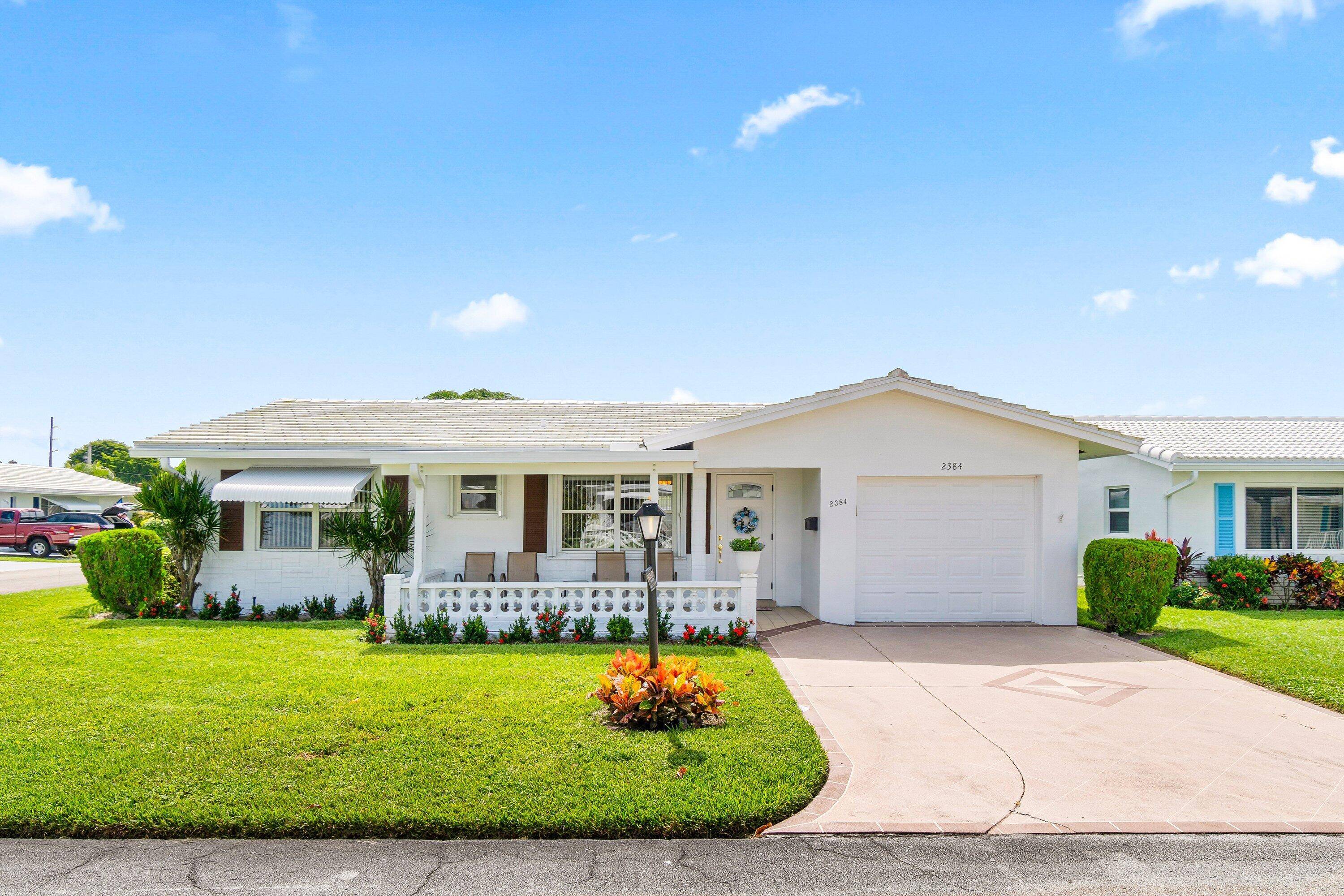 This Leisureville 55 home is pristine !