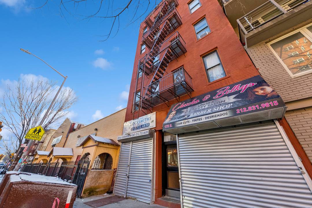 Asking Price 4, 430, 000 This well maintained 5 story mixed use walk up is located at 172 East 112th Street in East Harlem.