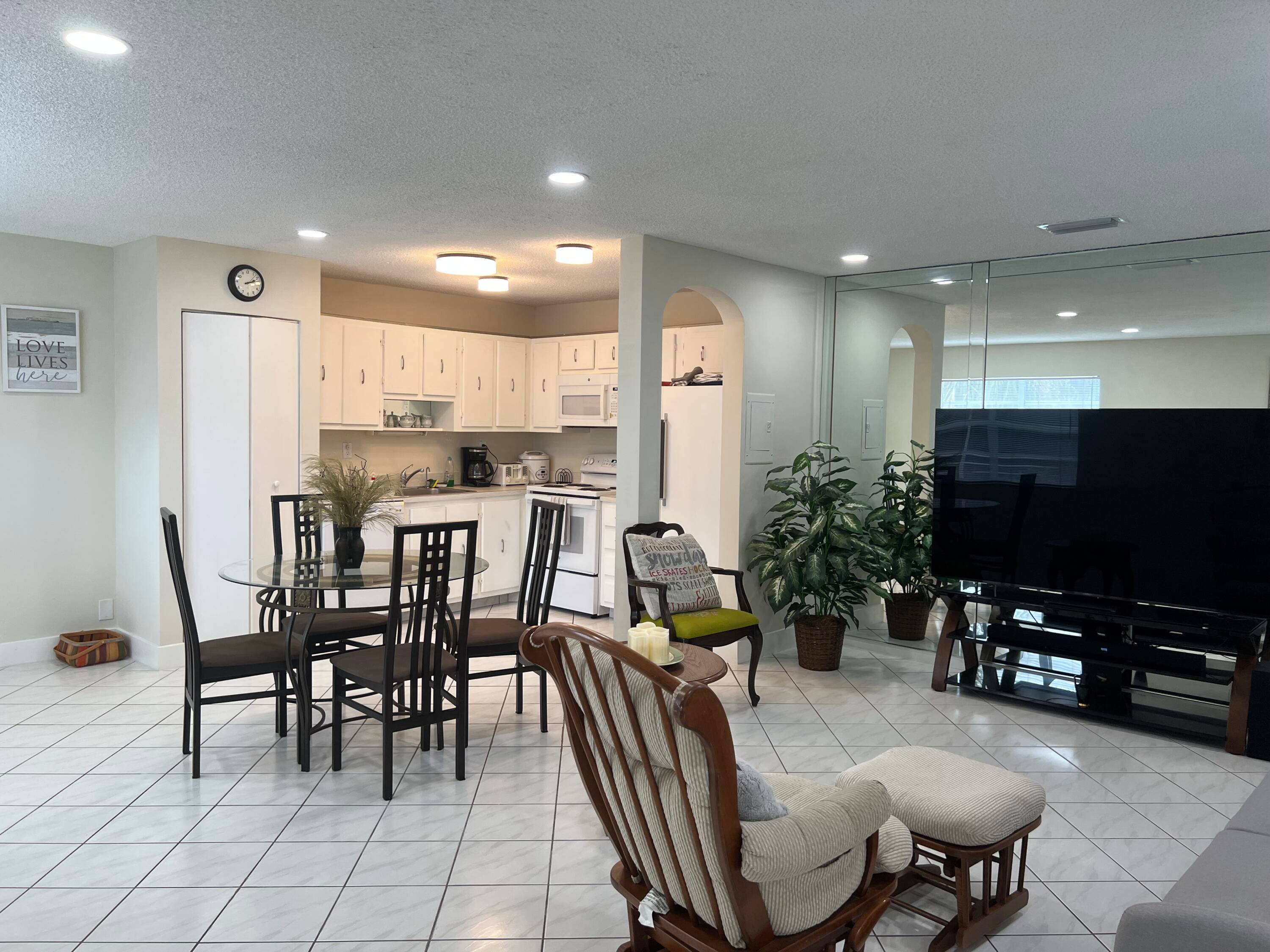 Huge price reduction ! Plenty of natural light in this gorgeous unit with a unique archway between th kitchen and living room.
