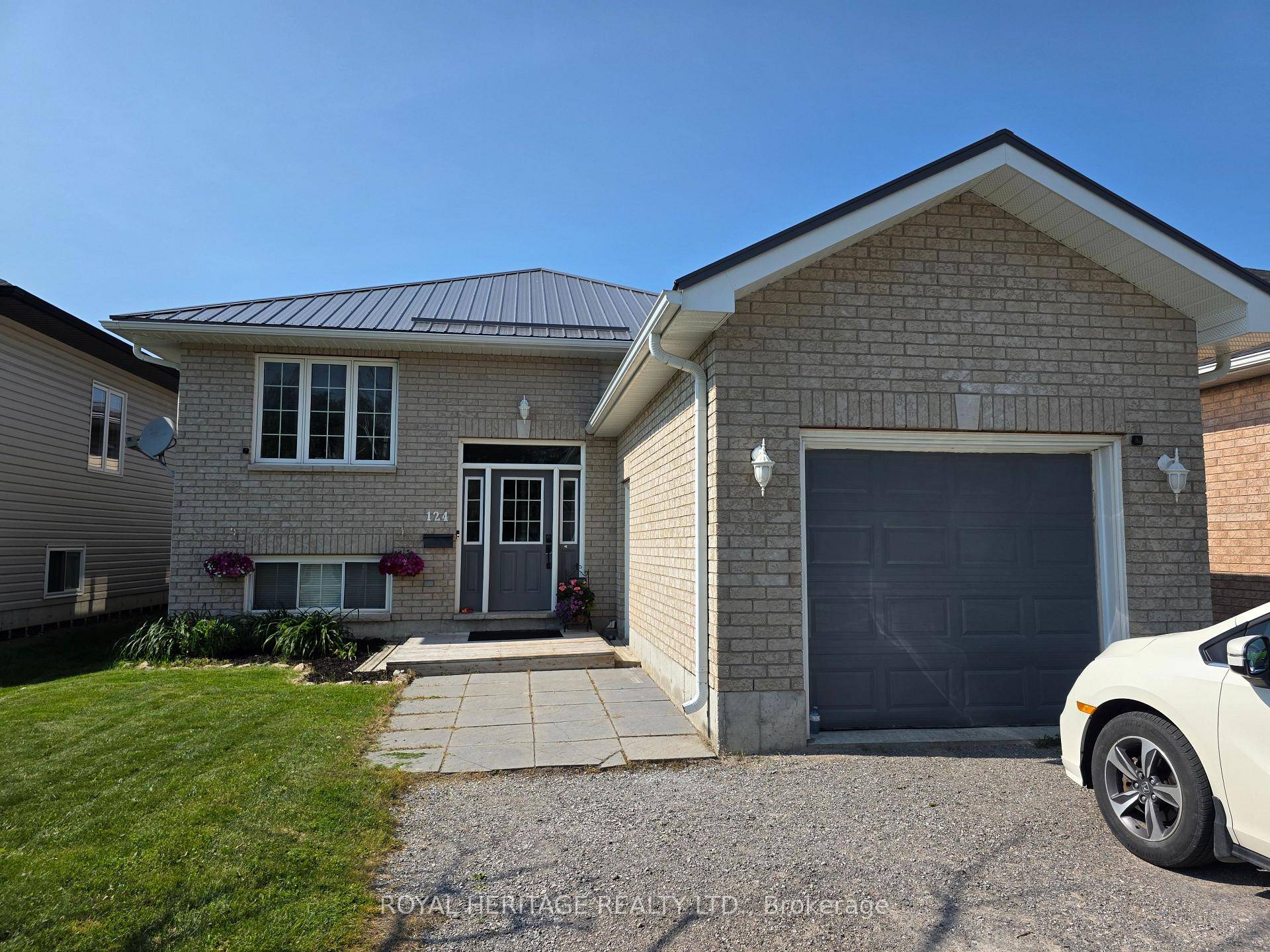 Spacious and versatile raised bungalow in a mature Lindsay neighborhood, ideal for first time home buyers, downsizers, or investors.