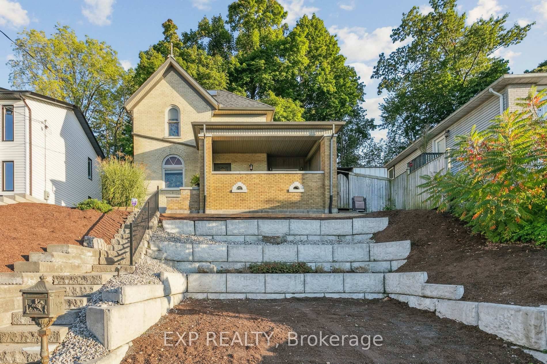 This beautifully maintained 2000 sq.