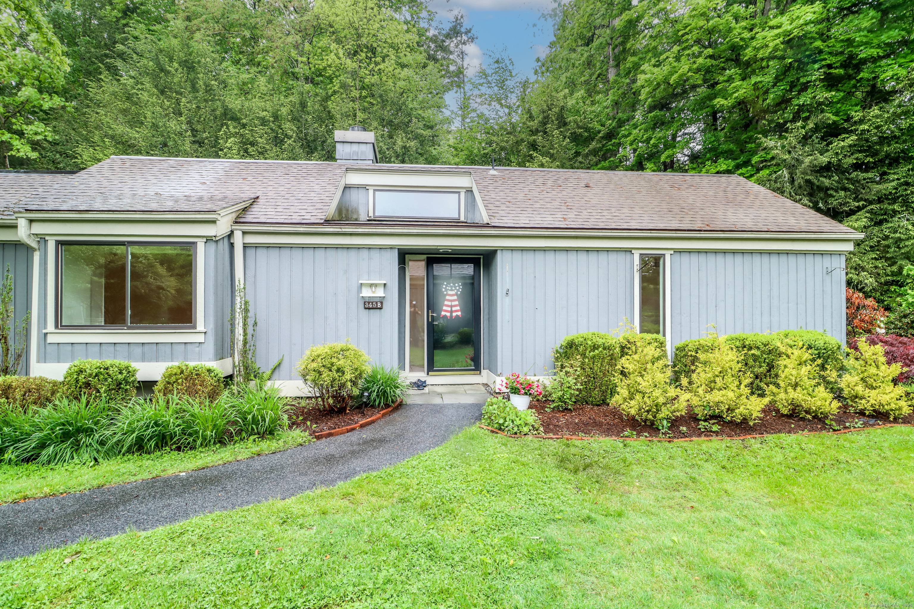 Welcome to 345B Heritage Village a beautifully renovated Country House in the vibrant 55 community of Heritage Village, located in sought after Krueger Circle !