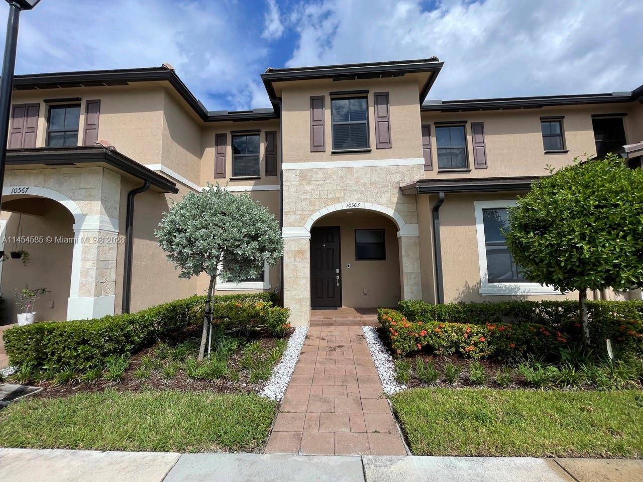 Beautiful House 3 hab 2. 5 Bath, located in Aquabella, a gated community in Hialeah.
