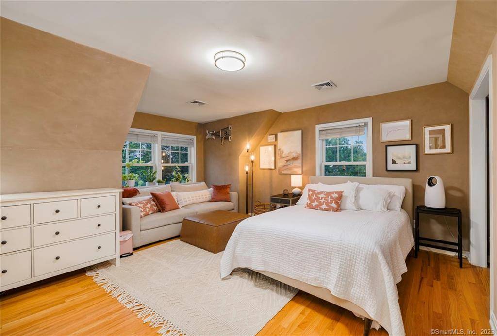 Welcome home to this stunning end unit townhouse at The Gables !