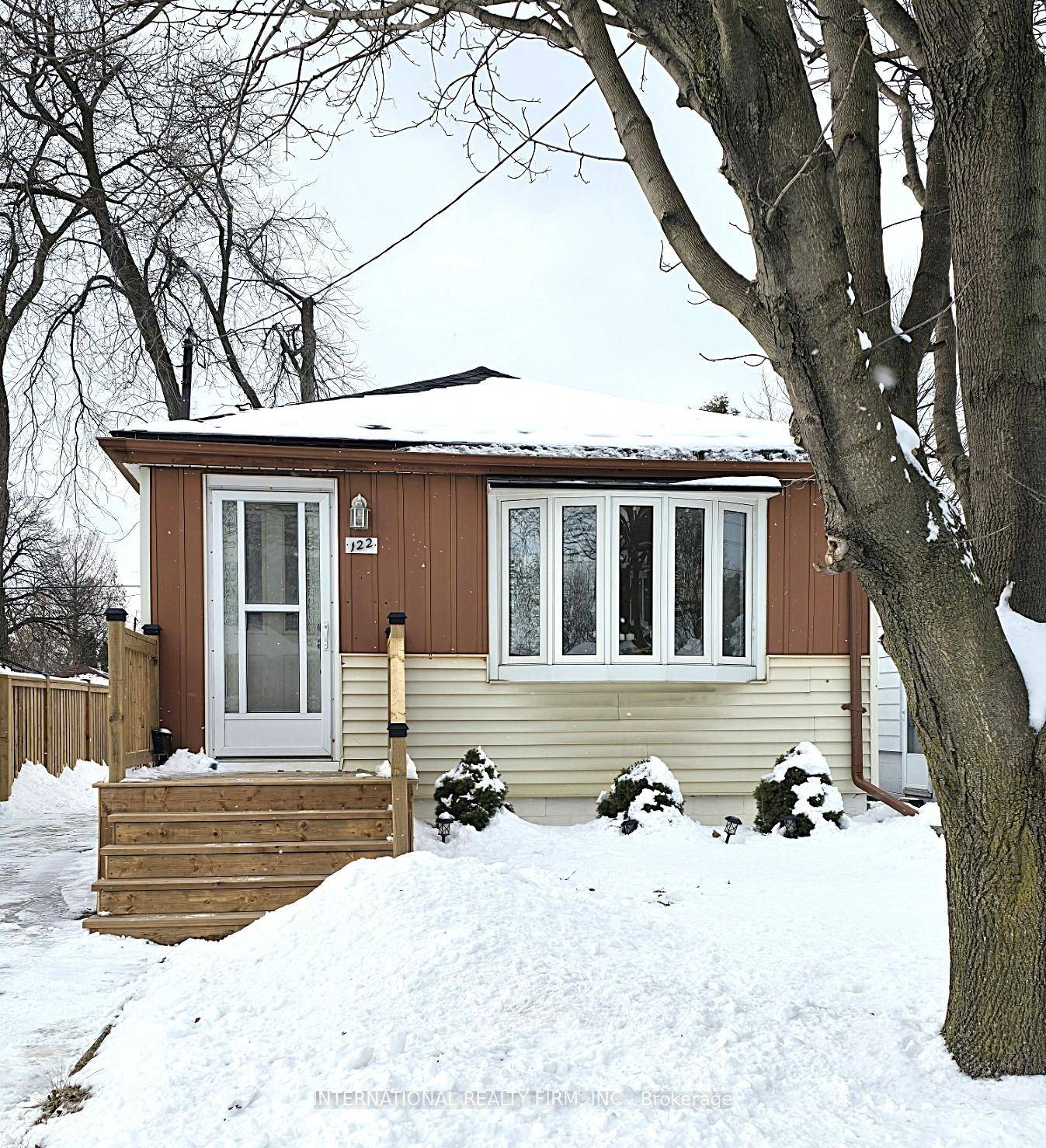 his charming one bedroom plus one in basement home is perfect for individuals, couples, first time buyers, or those downsizing.