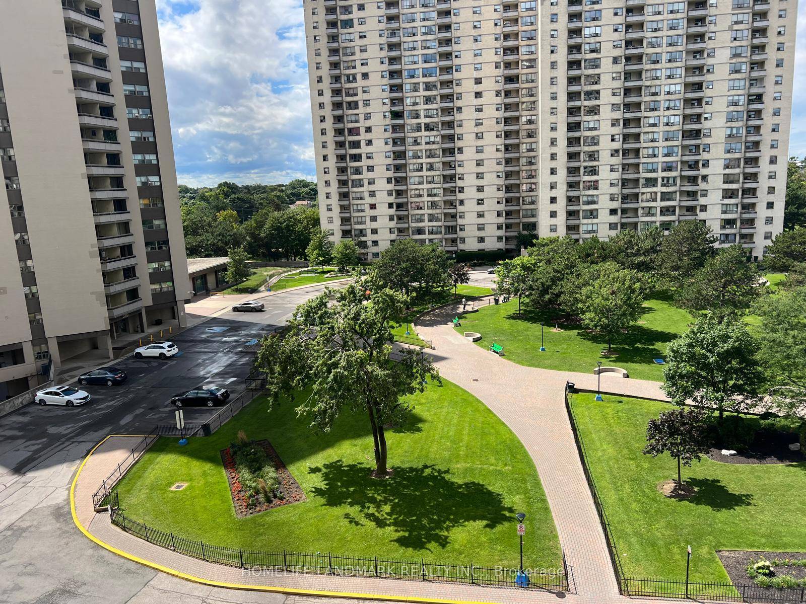 Spacious amp ; Affordable 2 Bedroom Condo in Etobicoke !