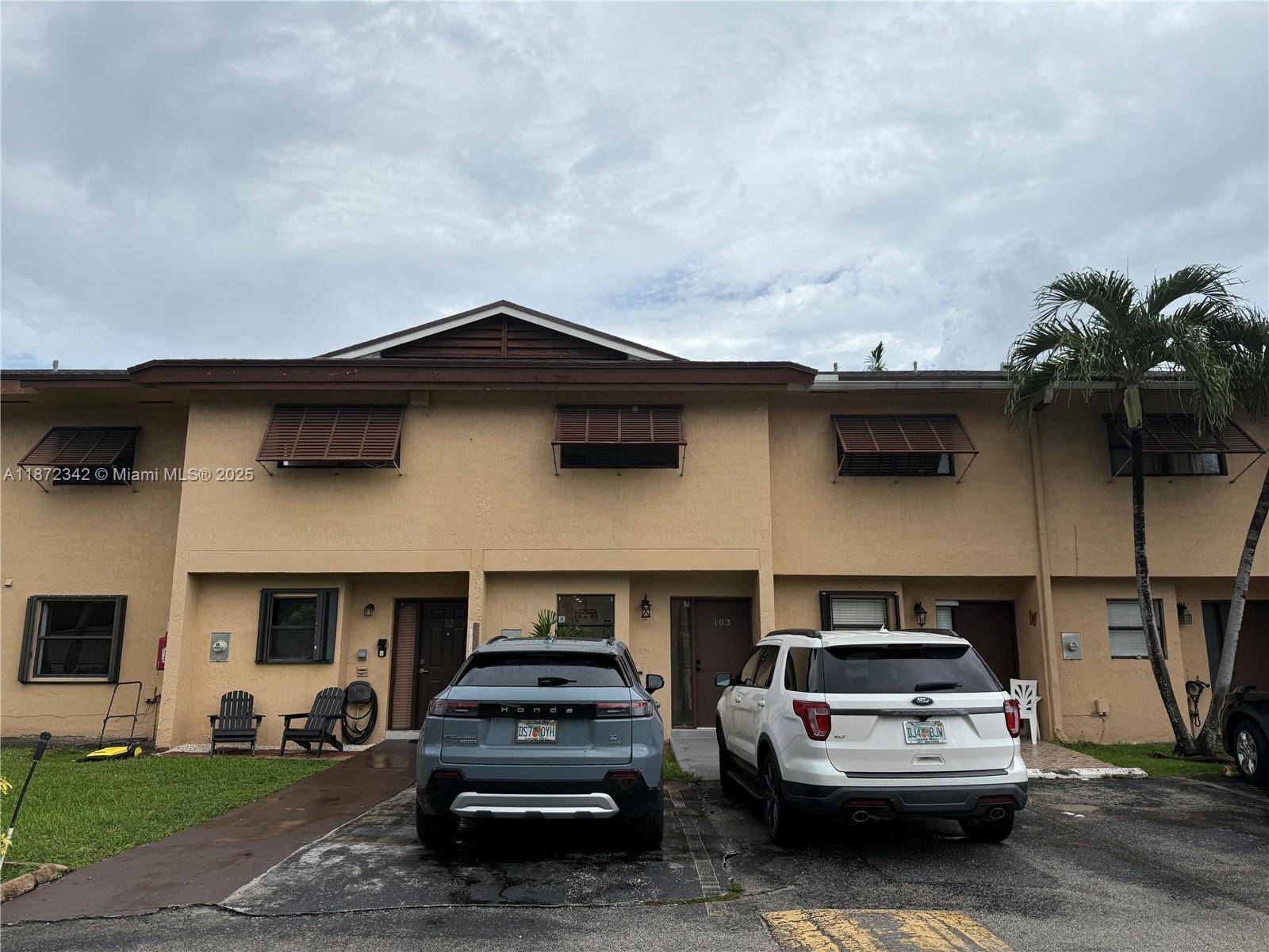 STUNNING 2 BED 1. 5 BATH, FULLY REMODELED UNIT, EXCELLENT LOCATION AND PRICE, NEW KITCHEN AND APPLIANCES, TILE FLOORS AND HALF BATH ON FIRST FLOOR, LAMINATED WOOD FLOORS ON SECOND ...