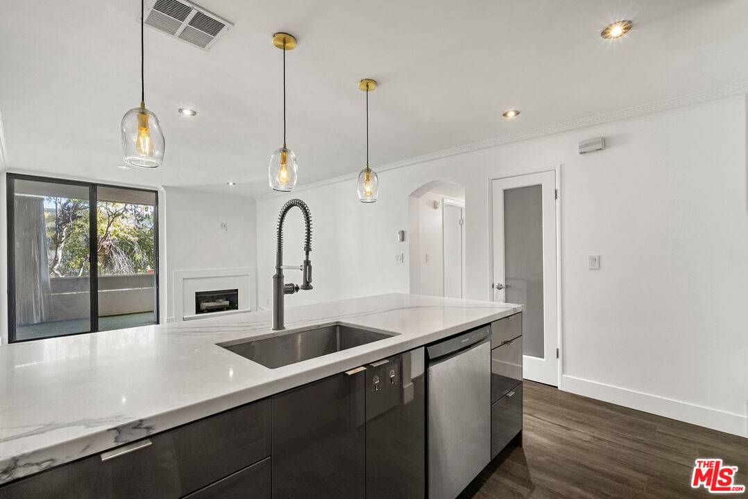 740 N Kings Rd 1BR Sunset Strip La