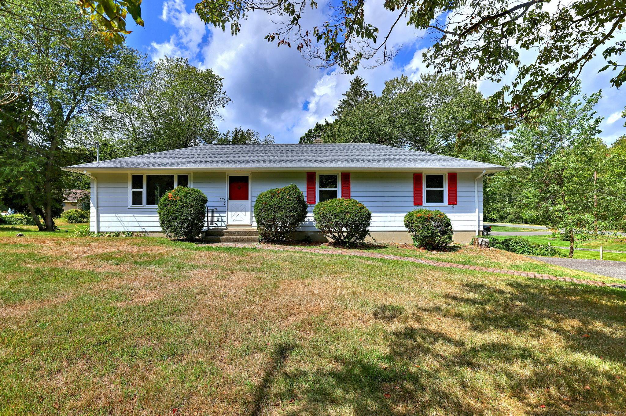 Huntington charm, cozy one level living towards the Trumbull side.