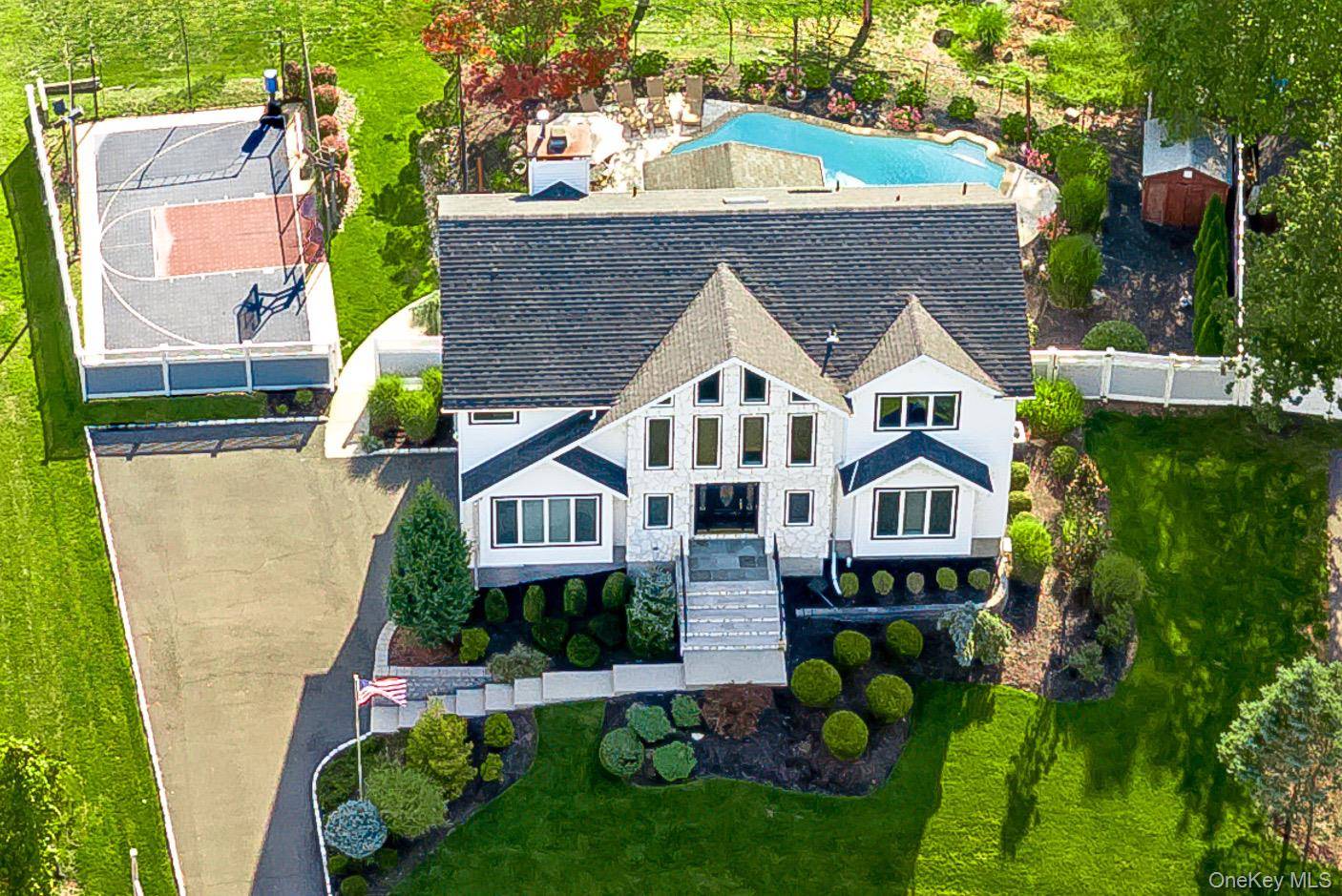 MUST SEE GRAND COLONIAL !