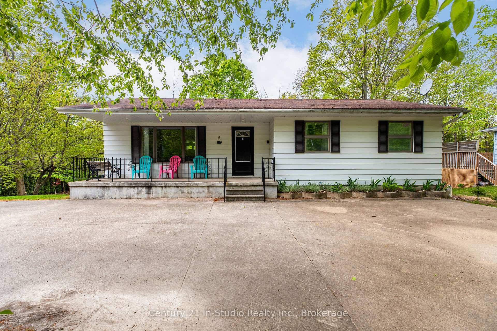 Fantastic Investment Opportunity 4 Season Home in Sauble Beach, just 7 minute walk from the quaint downtown and the famous sand beach.