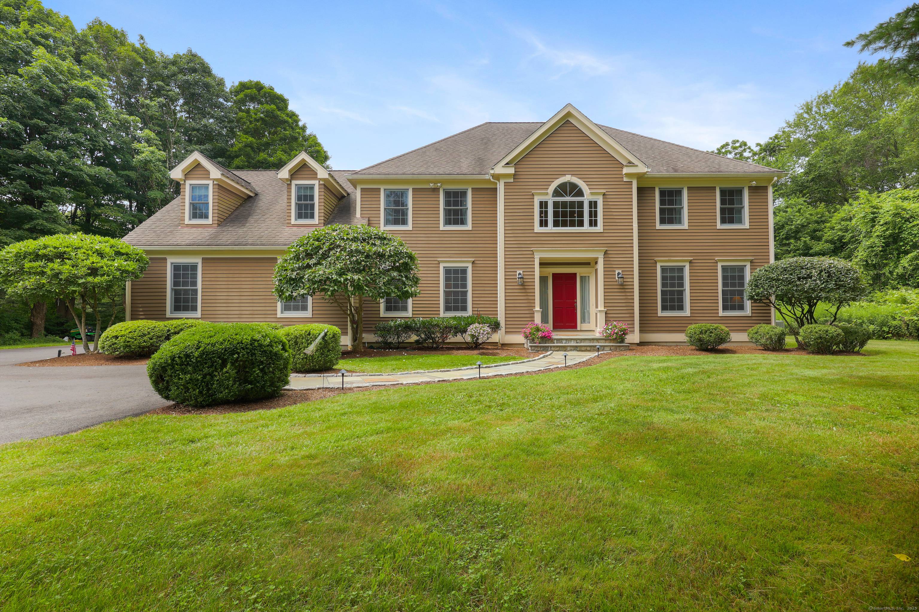 Welcome to 28 Sunnyview Drive !