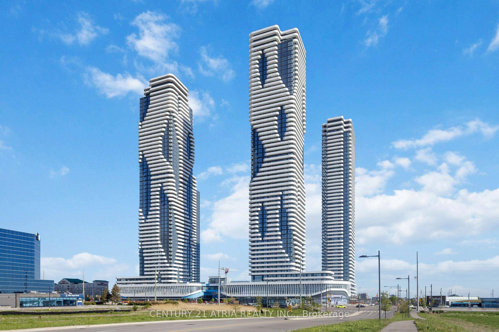 Elevate your living experience on the 40th floor with spectacular views of the Toronto skyline and lake !