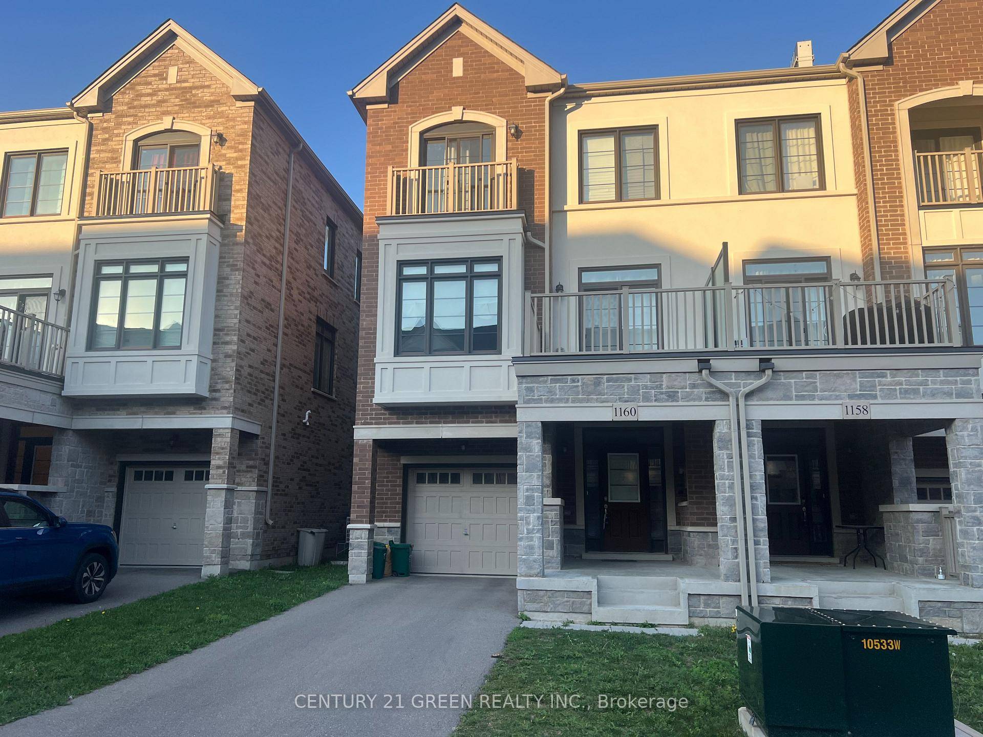 Absolutely Stunning Townhome 3 Bedrooms, 3 Washrooms, 9Ft Smooth Ceilings, Iron Pickets amp ; Laminate Flooring Throughout !