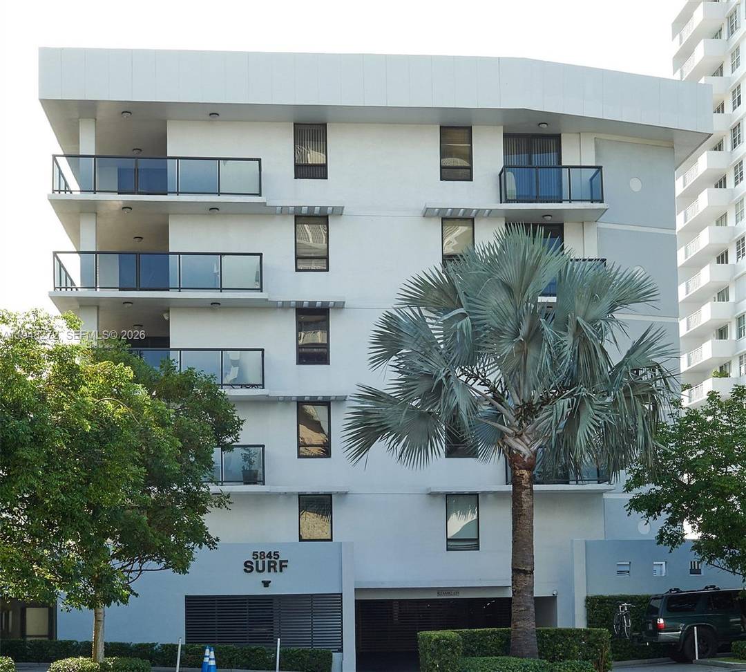 Spacious and ideal unit with an excellent location in Miami Beach, providing direct and easy access to the beach.