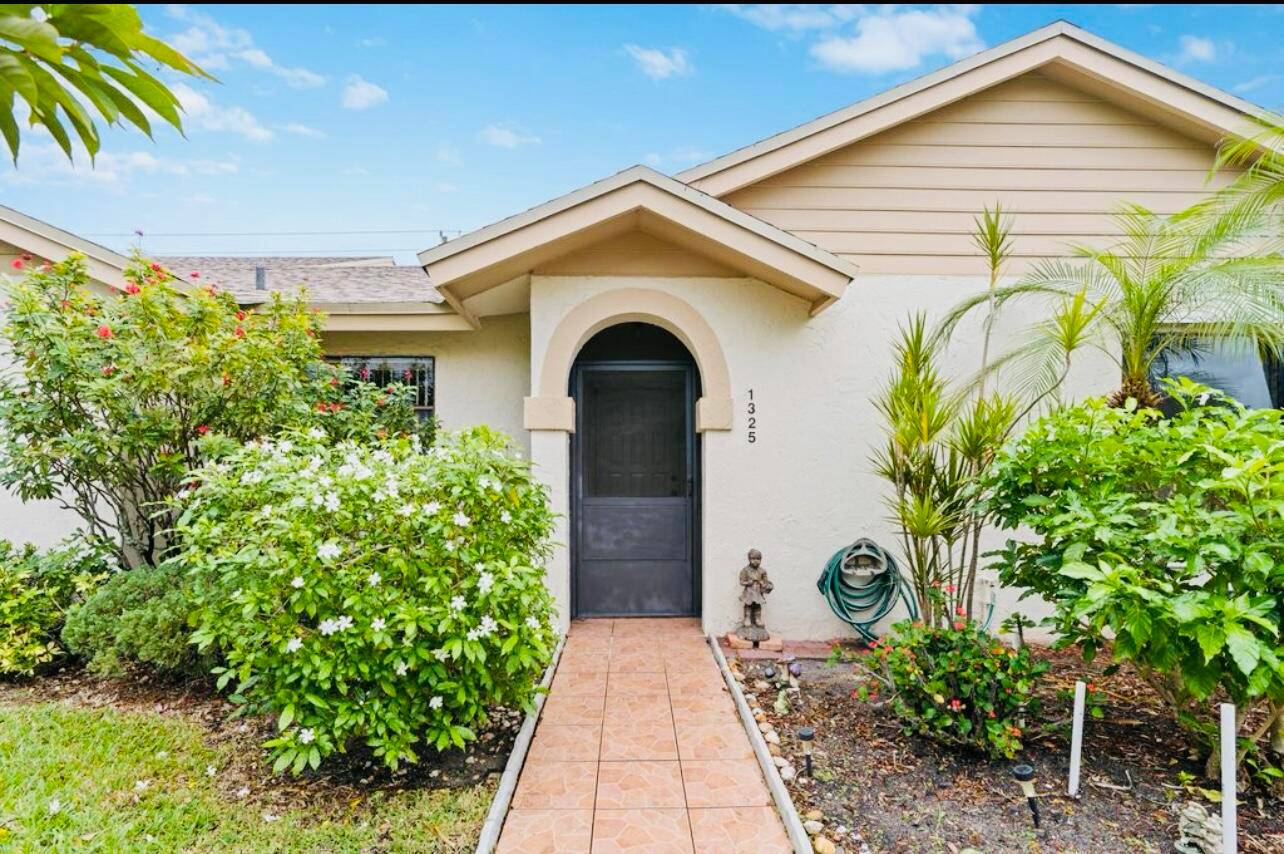 PHOTOS COMING SOON ! Discover this charming 2 2 villa in Rainberry Bay, Delray's best kept secret !