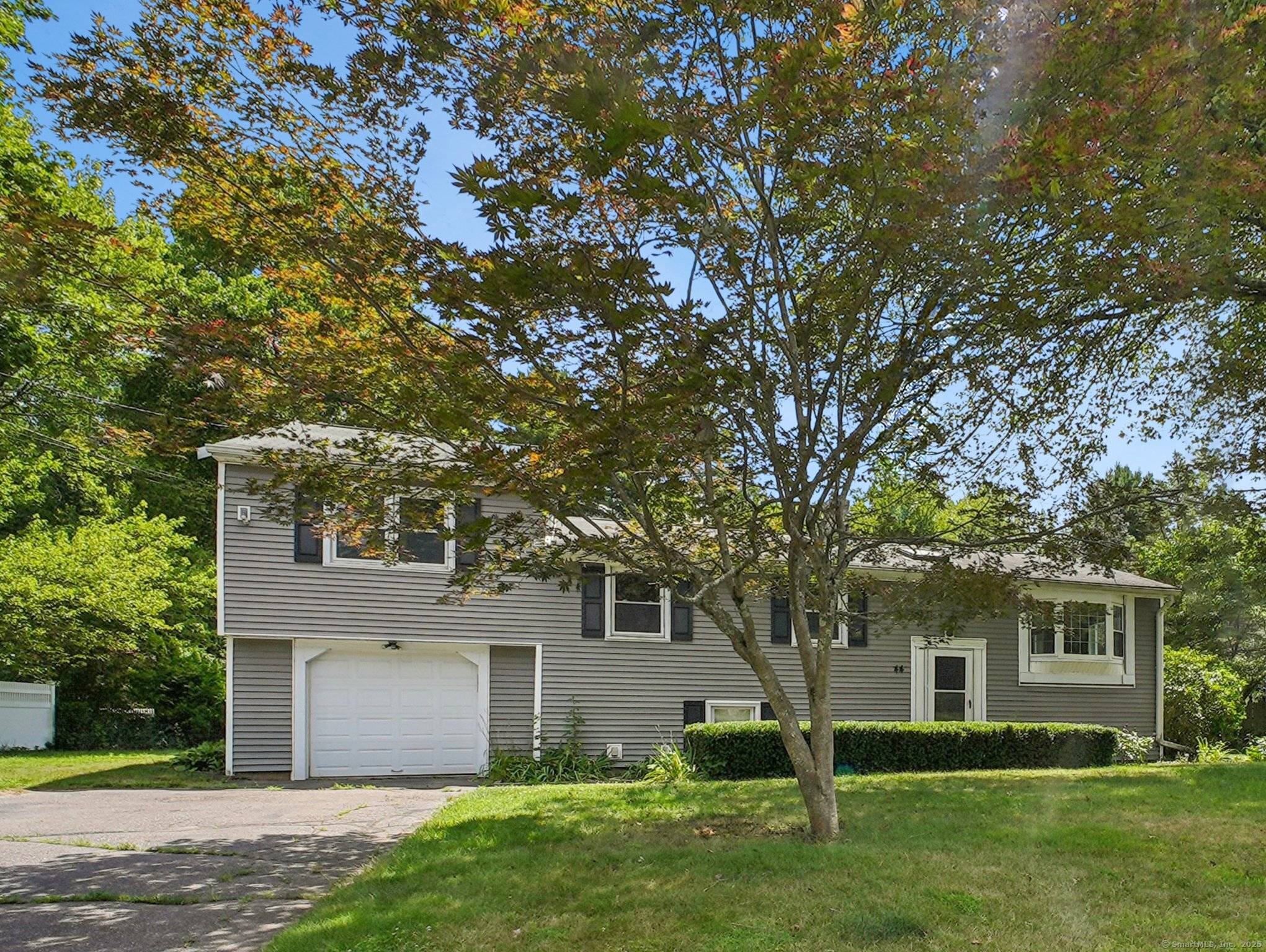 A rare gem in one of Simsbury's most sought after neighborhoods This spacious 4 bedroom, 2 bath raised ranch offers 1, 468 sq.