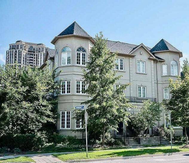 Luxurious 3 Bedroom upgraded Townhouse In Demanding Yonge Sheppard Area.