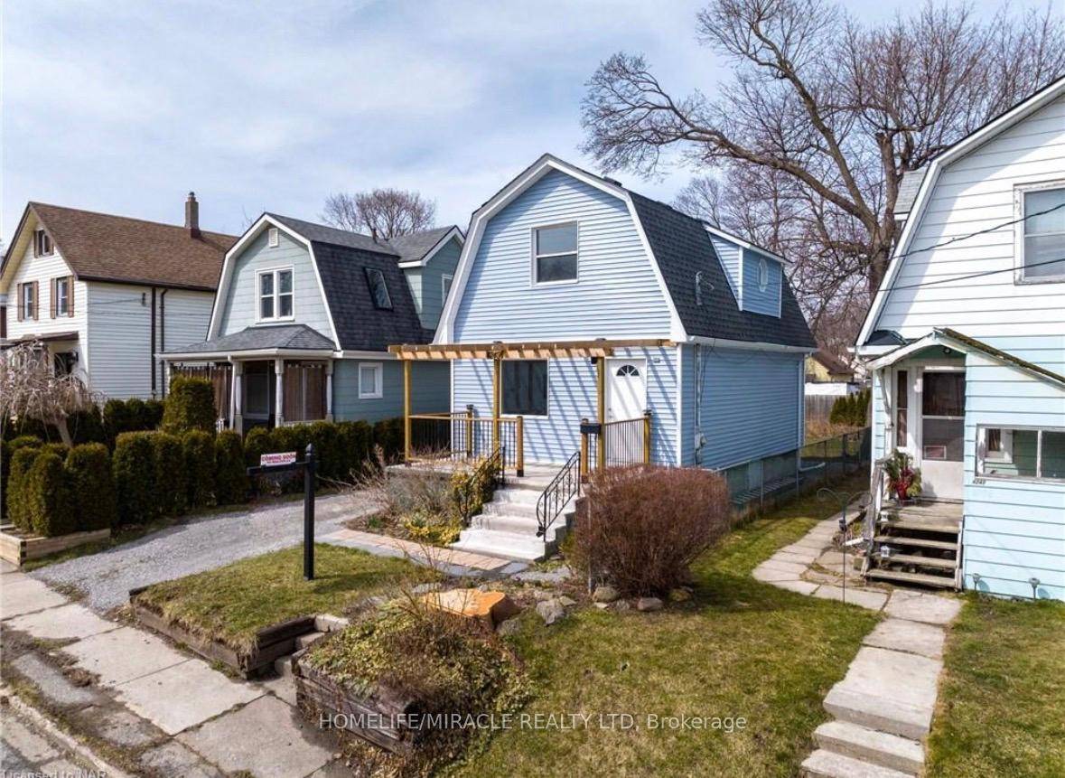 Welcome to 4249 Elgin, where charm meets opportunity just steps from the breathtaking Niagara Gorge !
